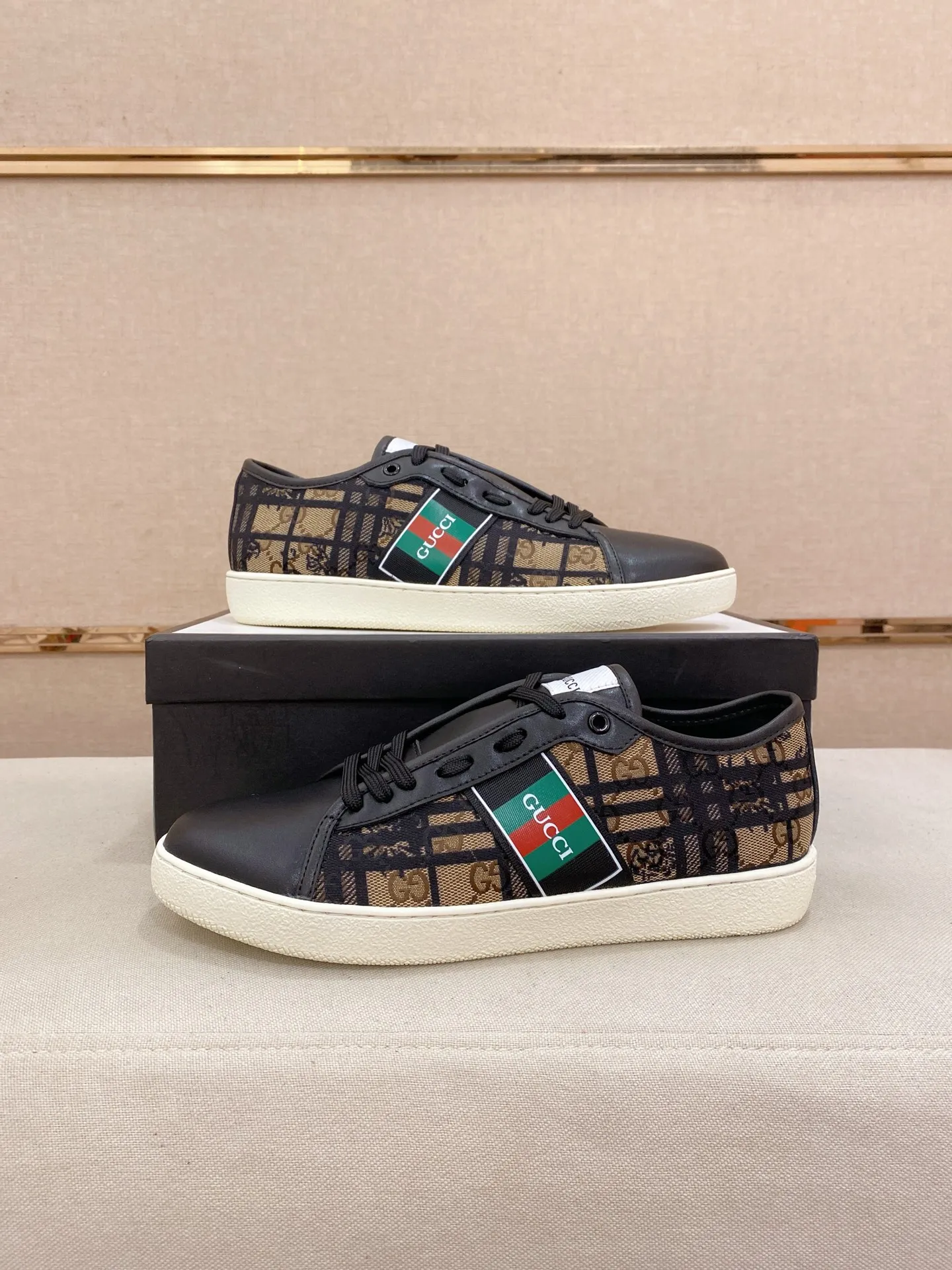 Factory price: 400💰 (GUCCI) The latest model from the official website 🎁🎁Casual and fashionable men's shoes👟, hot style 💥The version is simple and elegant, exclusive for trendy men. Unique official website latest brand elements 👑Gucci original decoration, fashionable and generous, the fabric is original cowhide ✅sheepskin lining, the official website specifies wear-resistant casual outsole, the classic model is taken in kind at the counter🎬38-44 (45 is not returned or exchanged)